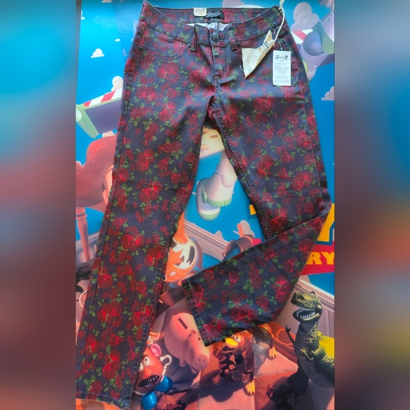 7 seven for all Making contour in Rogue roses🌹print skinny jeans Girls size 6P - Picture 5 of 5
